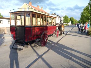 Charlie åker med sin Omnibus Hova